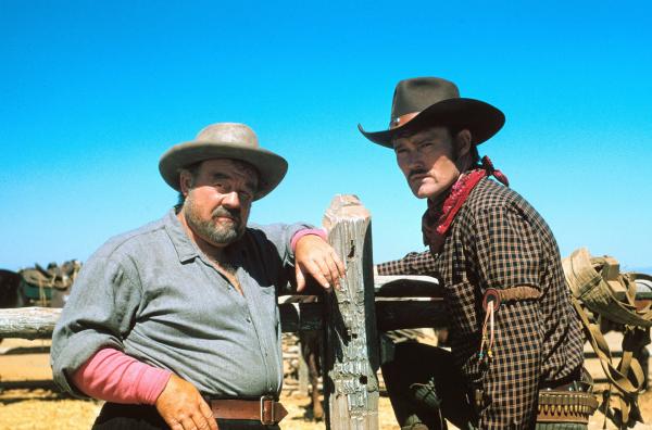 Bild 1 von 8: Die Viehzüchter Rufus Hannassey (Burl Ives, li.) und Buck Hannassey (Chuck Connors, re.) werden schnell zu Kontrahenten von McKay.