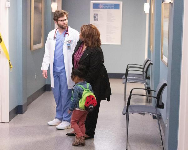 Bild 1 von 14: Im Bild (v.li.): Jake Borelli (Dr. Levi Schmitt), Chandra Wilson (Dr. Miranda Bailey), Janai Kaylani (Pru Miller).