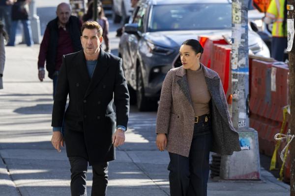 Bild 1 von 8: Remy Scott (Dylan McDermott, l.); Hana Gibson (Keisha Castle-Hughes, r.)
