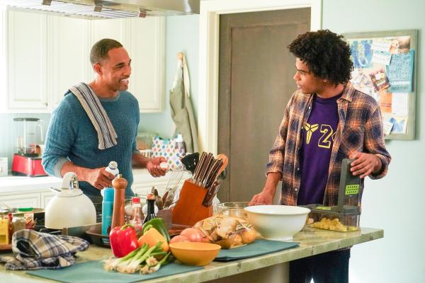 Bild 1 von 31: Im Bild (v.li.): Jason George (Dr. Ben Warren), Noah Alexander Gerry (Joey).