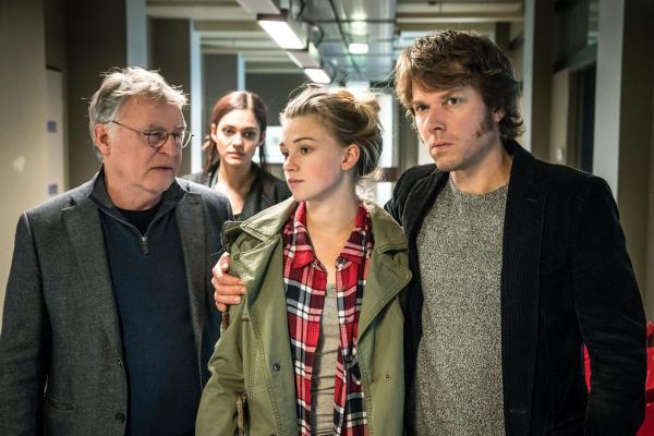 Bild 1 von 5: (v.l.n.r.) Hajo Trautzschke (Andreas Schmidt-Schaller); Olivia Fareedi (Nilam Farooq); Jackie Löber (Sinje Irslinger); Tom Kowalski (Steffen Schroeder)