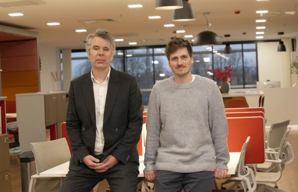 Bild 1 von 8: Frank Seibert (rechts, Journalist) und Thomas Galli im Büro des Rechtsanwaltes. Er möchte Gefängnisse abschaffen.