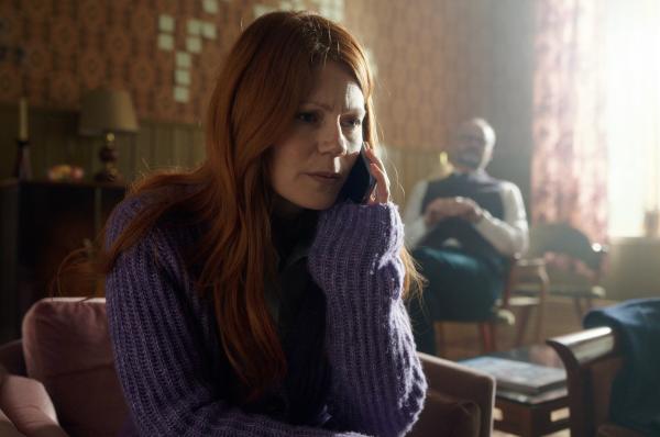 Bild 1 von 8: Während TV-Produzentin Klara Sandberg (Hanna Alström, l.) an der Seite von Sven Hjerson (Johan Rheborg, r.) auf Aland im Fall des mysteriösen Hühnermanns ermittelt, erhält sie immer wieder Anrufe ihres eifersüchtigen Ehemanns Niklas aus Stockholm.