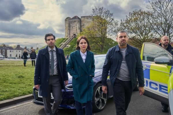 Bild 1 von 8: (v.l.n.r.) Will Akbari (Ali Ariaie); Bea Metcalf (Laura Fraser); Jake (Nathan Welsh)