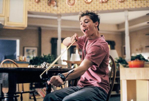 Bild 1 von 27: Im Bild: Reese (Justin Berfield) schießt mit einem selbstgebastelten Geschoss Steine auf die Füße seines kleinen Bruders.