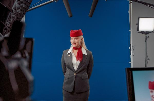 Bild 1 von 3: Marie (Sarah Goebel) nimmt den Werbespot auf: Sie hofft, endlich viral zu gehen.