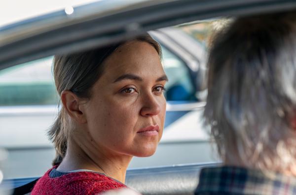 Bild 1 von 6: Mary (Tuuli Narkle) lässt sich von Philip zur Arbeit fahren und konfrontiert ihn damit, dass er sie damals zur Adoption freigeben wollte.