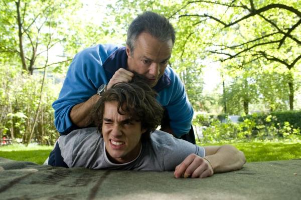 Bild 1 von 15: Lässt sich nicht länger die Frechheiten von Paul (Maximilian Befort, unten) und seinen Freunden gefallen: Harald (Hannes Jaenicke, oben) ...