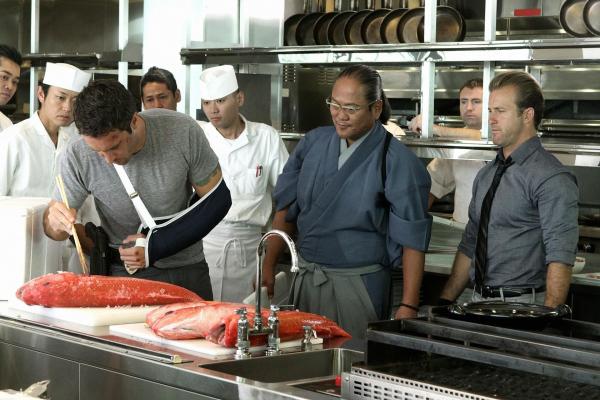 Bild 1 von 43: Chef Masaharu Morimoto (Masaharu Morimoto, 2.v.r.) Steve (Alex O'Loughlin, vorne l.) und Danny (Scott Caan, r.) bei den Ermittlungen behilflich sein können?