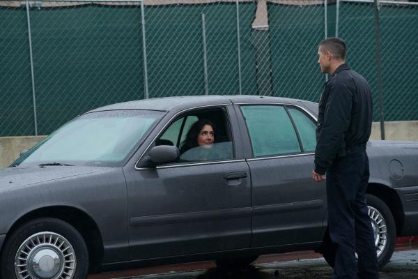 Bild 1 von 3: Tim Bradford (Eric Winter) durchschaut Detective Murphy (Alicia Coppola), die ihm eine Falle stellt.