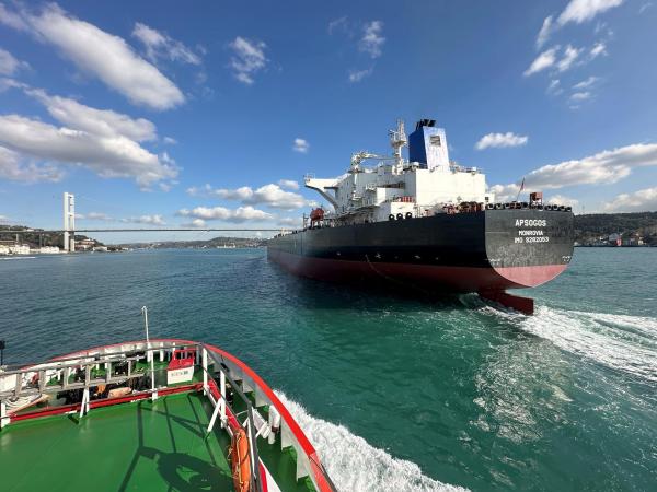 Bild 1 von 8: Im Bild: In der Türkei passieren rund 40.000 Schiffe jährlich den Bosporus. Korrespondentin Katharina Wagner begleitet einen der Bosporus-Lotsen bei seiner herausfordernden Arbeit.