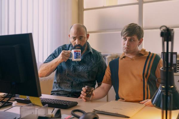 Bild 1 von 15: Im Bild (v.li.): Anton Noori (Adam Reza), Lukas Watzl (Harald Vogel).