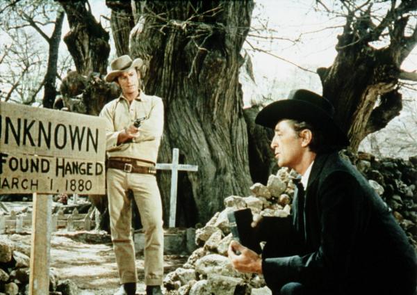 Bild 1 von 6: Nick Evers (Roddy McDowall, l.) bedroht den trauernden Prediger Rudd (Robert Mitchum, r.) mit einer Waffe - doch der ist gefährlicher, als er aussieht ...