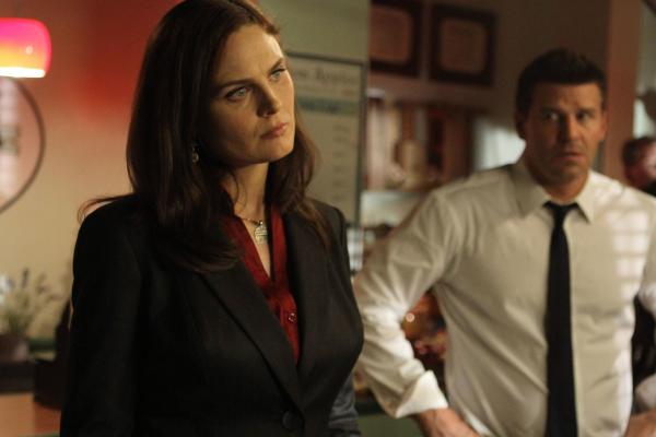 Bild 1 von 6: Temperance Brennan (Emily Deschanel, l.); Seeley Booth (David Boreanaz, r.)