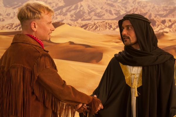 Bild 1 von 7: Titus (Robert Stadlober) gibt Haschim (Omar El-Saeidi) die Hand. Haschim erreichte den Bücherbus in dem Moment, als dieser explodierte.