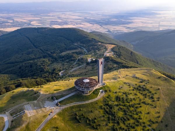 Bild 1 von 7: Rund 170 Kilometer östlich der bulgarischen Hauptstadt Sofia erhebt sich das Monument von Busludscha.