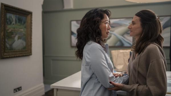Bild 1 von 8: Eve Polastri (Sandra Oh, l.); Hélène (Camille Cottin, r.)