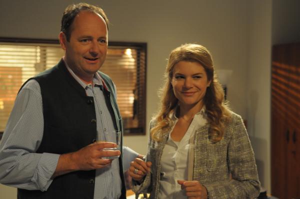 Bild 1 von 11: Hubert erklärt Uschi, dass er bei der Geburt dabei sein möchte. Von links: Hubert Kirchleitner (Bernhard Ulrich) und Uschi Guggenmoser (Silke Popp).