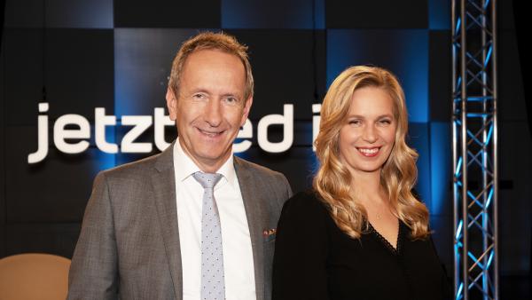 Bild 1 von 2: Das Moderatorenteam Tilmann Schöberl und Franziska Eder.