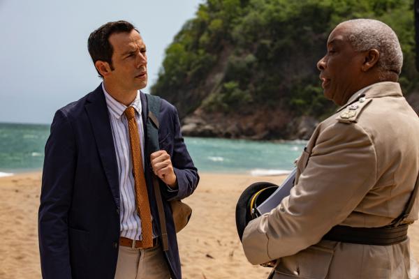 Bild 1 von 3: Detective Neville Parker (Ralf Little, l.) erfährt vom Polizeichef Selwyn Patterson (Don Warrington, r.) interessante Details über den Strand, die möglicherweise im Zusammenhang mit dem Mordfall stehen.