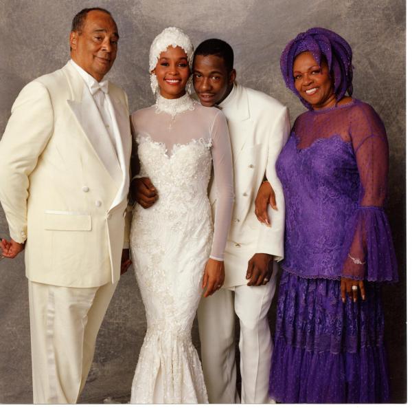 Bild 1 von 17: Im Bild: Hochzeitsfoto von Whitney Houston, mit John, Bobby Brown und Cissy.