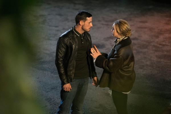 Bild 1 von 7: Carrie Booth (Tallulah Evans) trifft sich mit dem Barkeeper Charles \