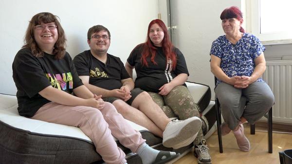 Bild 1 von 3: Petra (re.), Selina, Pascal und seine Freundin Lea sind nach nur zwei Monaten in Dessau wieder zurück in Mannheim.