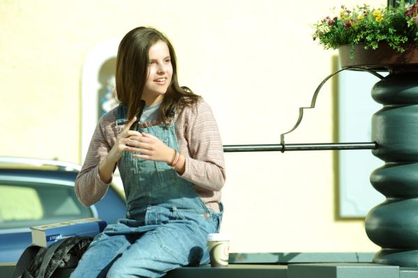 Bild 1 von 11: Charlie (Marie-Claire Schuller) fühlt sich in Lansing langsam \
