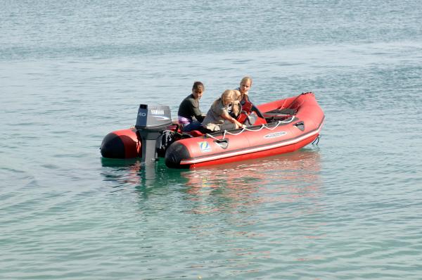 Bild 1 von 2: Cleo (Phoebe Tonkin, l.), Emma (Claire Holt, m.) und Rikki (Cariba Heine, r.) sind mit dem Boot auf dem offenen Meer unterwegs als das Benzin ausgeht.