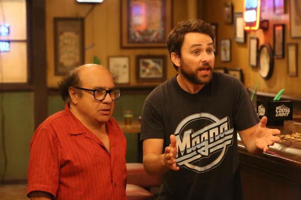 Bild 1 von 8: Frank Reynolds (Danny DeVito, l.); Charlie Kelly (Charlie Day, r.)