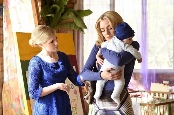 Bild 1 von 9: Patricia (Harriet Dyer, l.); Joan (Jessica Marais, r.)