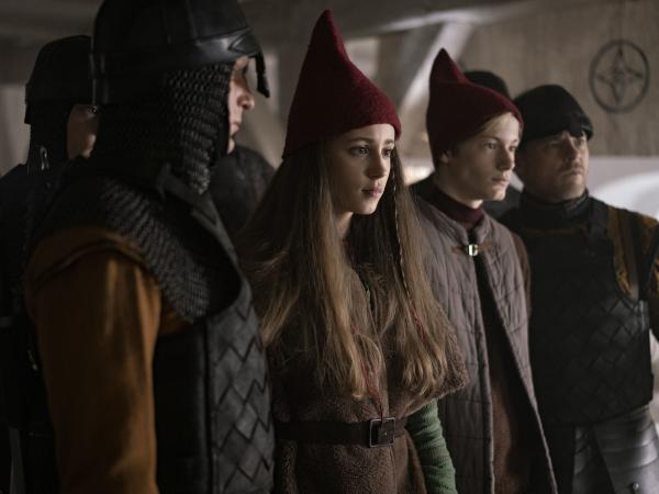 Bild 1 von 4: Tinka (Josephine Chavarria Hßjbjerg) und Lasse (Albert Rosin Harson) suchen Hilfe bei Bjergi.