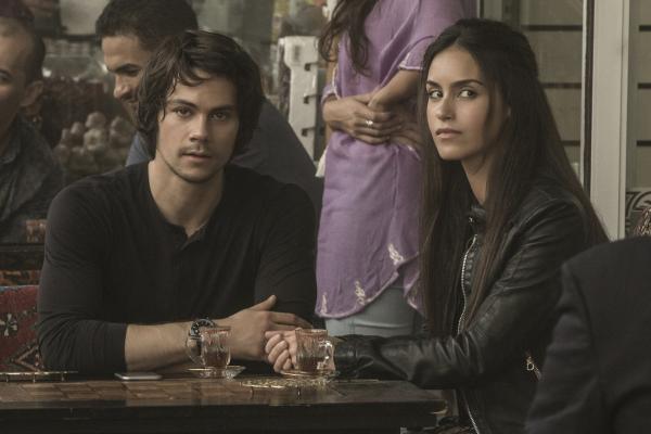Bild 1 von 8: Mitch (Dylan O'Brian, l.); Annika (Shiva Negar, r.)