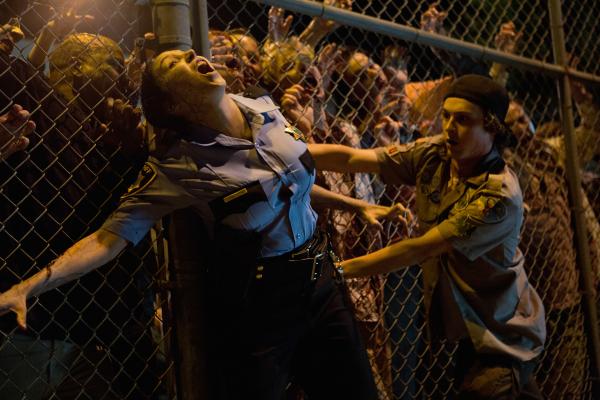 Bild 1 von 14: Carter (Logan Miller, r.) und seine Freunde müssen zu ihrem Entsetzen feststellen, dass sich fast alle Bewohner ihrer Stadt in Zombies verwandelt haben. Jetzt gilt es, die Überlebensstrategien der Pfadfinder anzuwenden ...
