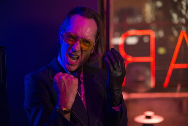 Bild 1 von 17: Ein bisschen Knast hält Dom Hemingway und seinen Kollegen Dickie (Richard E. Grant) doch nicht auf: Nach zwölf Jahren im Gefängnis sind die beiden bereit für neue Untaten, schließlich haben sie nie einen Cent der Beute gesehen, für deren Tat Dom sogar hinter Gittern wanderte ...