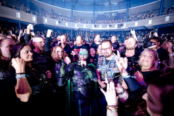 Bild 1 von 5: Fans und Bands feiern gemeinsam ihre Heavy Metal Cruise.