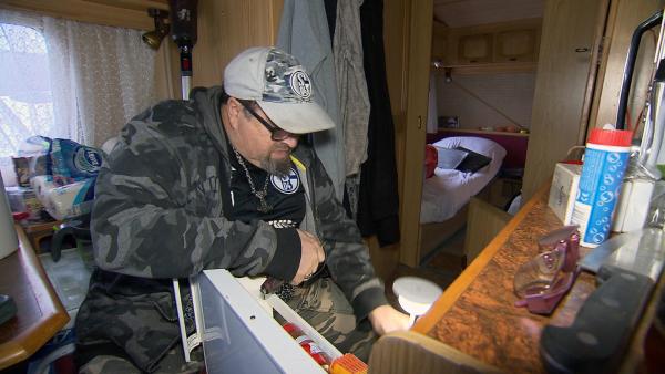 Bild 1 von 3: Nach dem Wasserschaden auf dem Campingplatz wollen Willy (62, Foto) und Tanja im Camper klar Schiff machen.