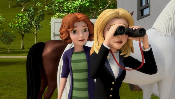 Bild 1 von 5: Ob Wendy (re.) den Pferdedieb ausmachen kann? Bianca (li.) ist skeptisch. Sie hat Sorge, dass sich Wendy zu sehr in die Polizeiarbeit einmischt.