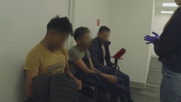 Bild 1 von 3: Drei Reisende müssen sich den Fragen der Ermittler stellen.