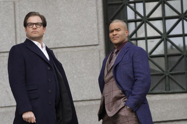 Bild 1 von 15: Erin Howland, die Lehrerin von Chunks (Chris Jackson, r.) Neffen, wurde von ihrer Bank bei einem dubiosen Aktiengeschäft offensichtlich um ihr gesamtes Erspartes betrogen. Bull (Michael Weatherly, l.) beschließt, den Fall vor Gericht zu bringen, obwohl er damit seiner eigenen Firma schaden könnte ...