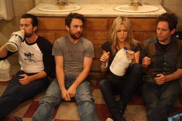 Bild 1 von 7: (v.l.n.r.) Mac (Rob McElhenney); Charlie Kelly (Charlie Day); Dee Reynolds (Kaitlin Olson); Mac (Rob McElhenney)