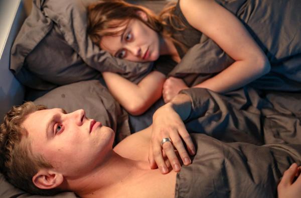 Bild 1 von 22: Im Bild: Emma (Mercedes Müller) und Paul Blake (Rafael Gareisen) haben eine Affäre.