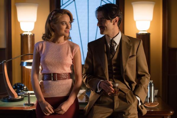 Bild 1 von 10: Clara Montesinos (Marta Hazas, l.); Mateo Ruiz (Javier Rey, r.)