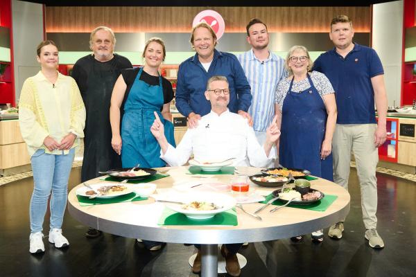 Bild 1 von 16: Von links: Kandidaten Anna Müller, Thomas Erdt, Tamara Föhr, Moderator Björn Freitag, Juror Thomas Martin, Kandidaten Lucas Czaja, Karen Berke und Julius Kuschel