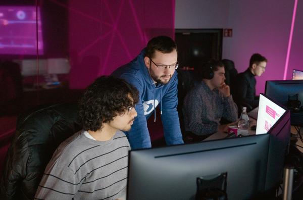 Bild 1 von 7: Rund um die Uhr: Cybersicherheitsexperten überwachen 24/7, wie aktiv die Hacker weltweit sind.