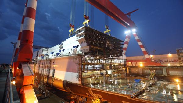 Bild 1 von 4: Das im Jahr 2017 fertig gestellter Kreuzfahrtschiff ist 315 Meter lang und 43 Meter breit. Es fährt unter der Flagge Panamas.