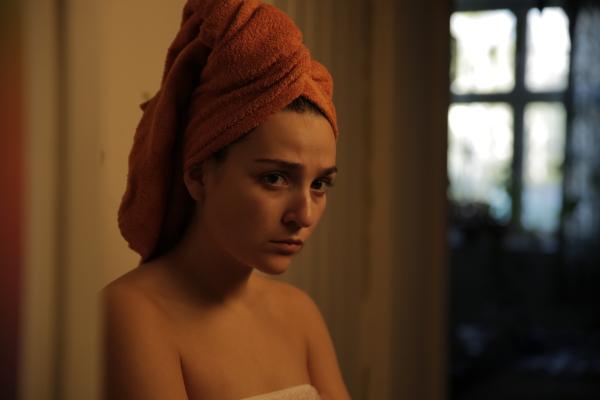 Bild 1 von 1: In der WG kommt es vermehrt zu Reibereien und Klara (Darin Hagi) muss sich überlegen, ob sie wieder in ihre Wohnung zurückzieht. Doch das ist leichter gesagt als getan.