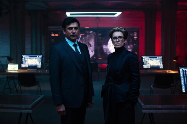 Bild 1 von 3: Für Mrs. Jones (Vicky McClure) und Crawley (Ace Bhatti) bleiben viele Fragen offen. Die Untergrundorganisation \