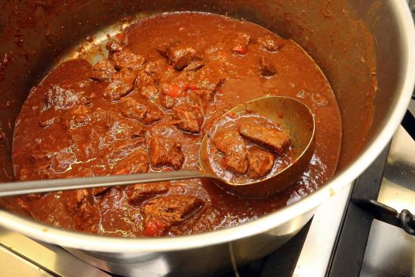 Bild 1 von 9: Im Bild: Schöpflöffel mit würzigem Gulasch