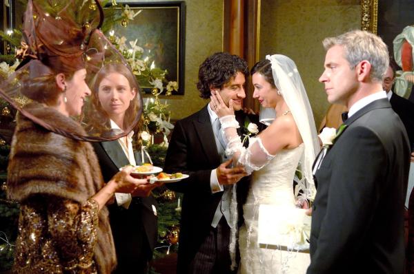 Bild 1 von 11: Im Bild: Nathalie (Ursula Strauss, 2.v.re) und ihr frisch getrauter Mann Aurelius (Gunter Gillian, 3.v.re) zeigen ihr Glück. Katrins Mutter Ernestine (Adele Neuhauser, li.) hätte sich gerne Aurelius als Ehemann für Katrin (Nadeshda Brennicke) gewünscht. Max (Florian Fitz) weiss das seit langem!